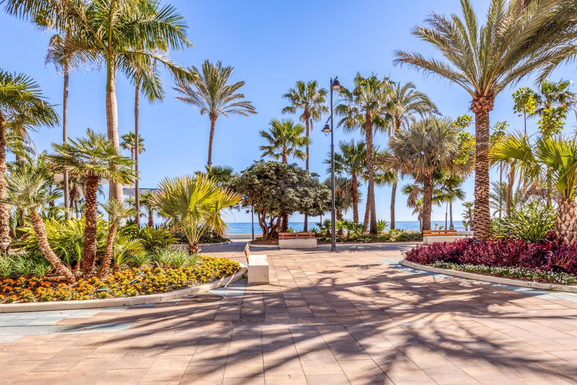 Hanami Plaza Abc Estepona Bagian luar foto