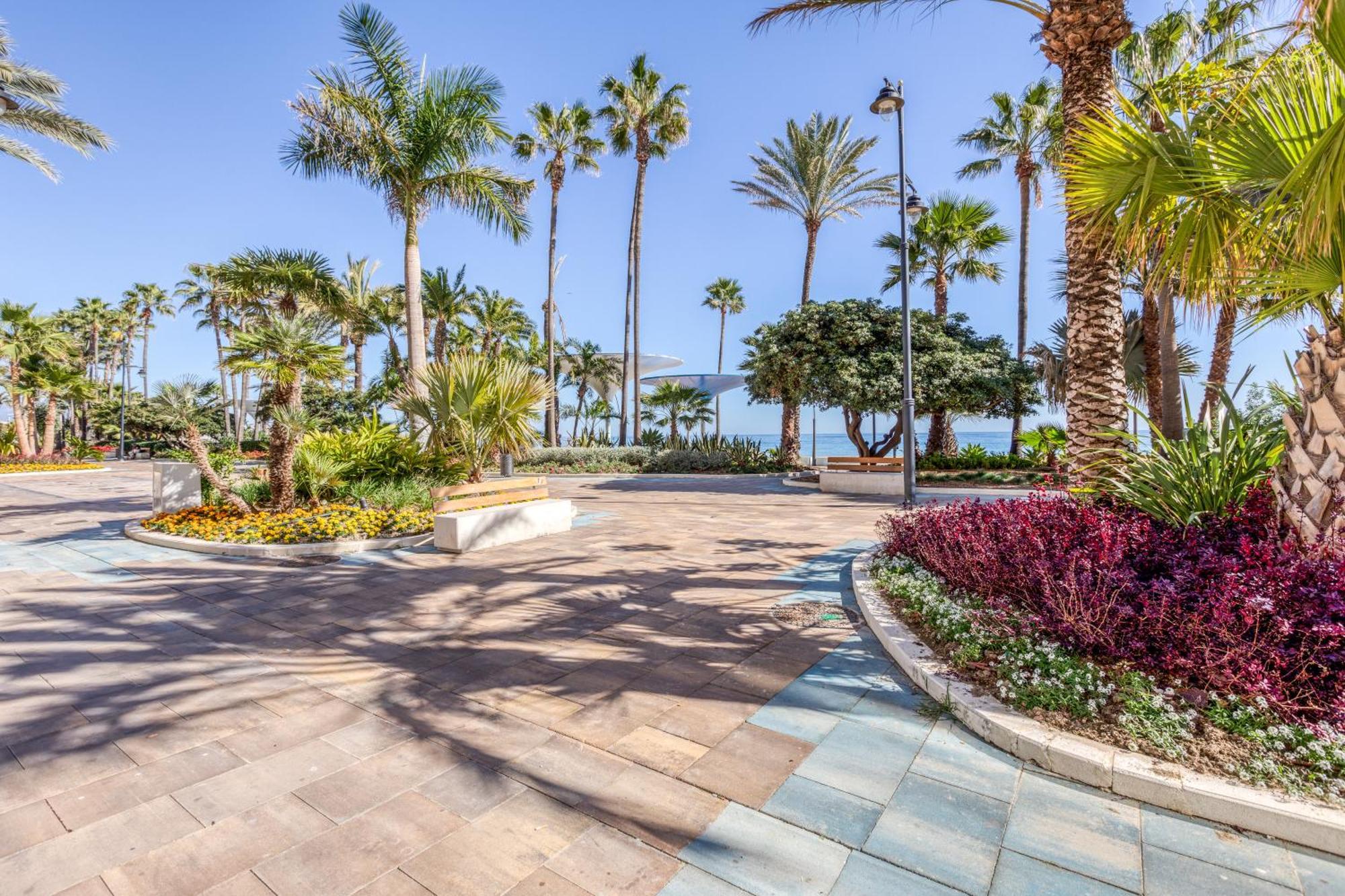 Hanami Plaza Abc Estepona Bagian luar foto